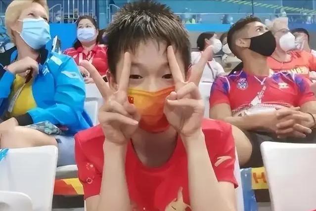 奥运冠军全红婵与他人合影,奥运冠军全红婵简历