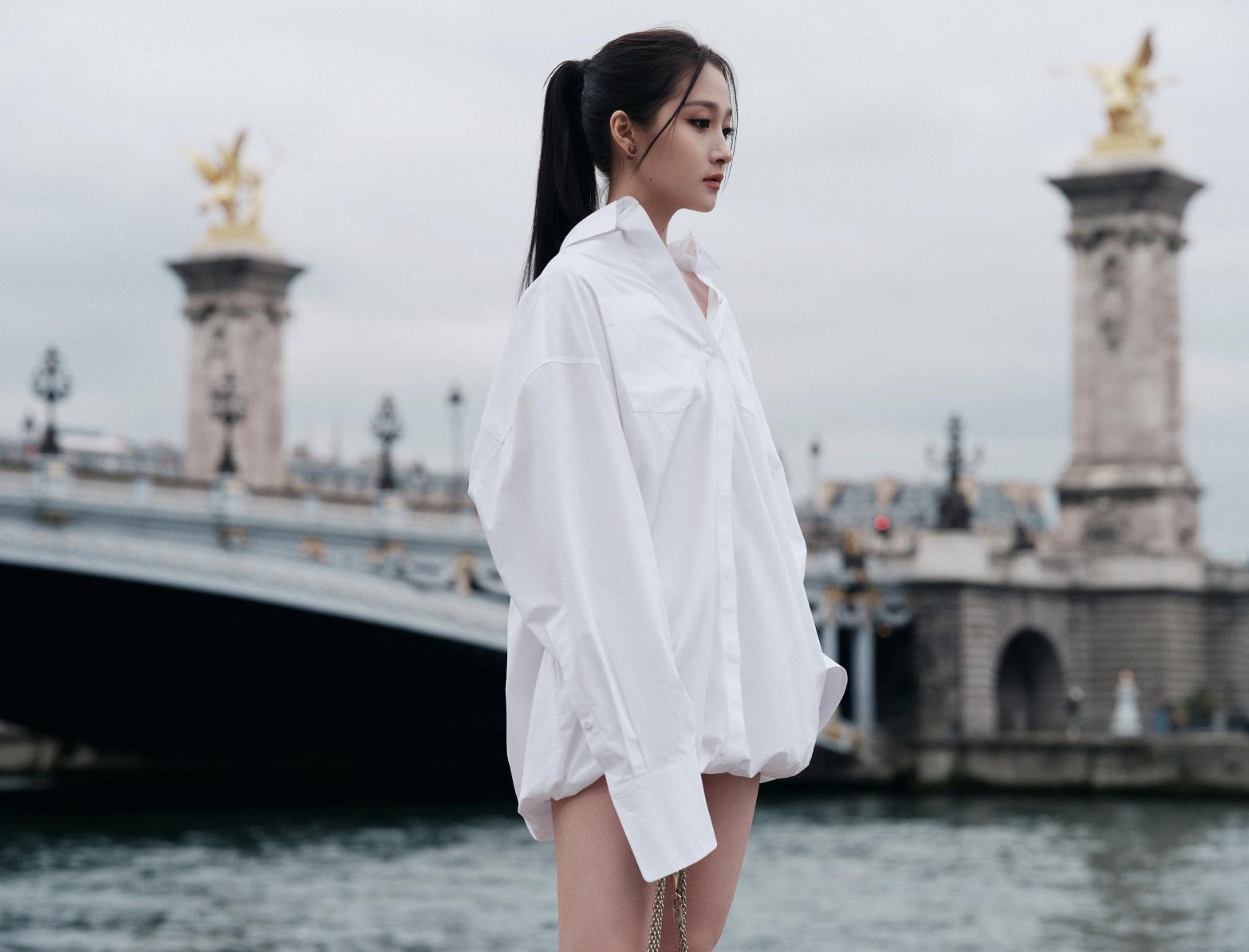 关晓彤穿搭被吐槽10年前,关晓彤白礼服黑内搭走红毯