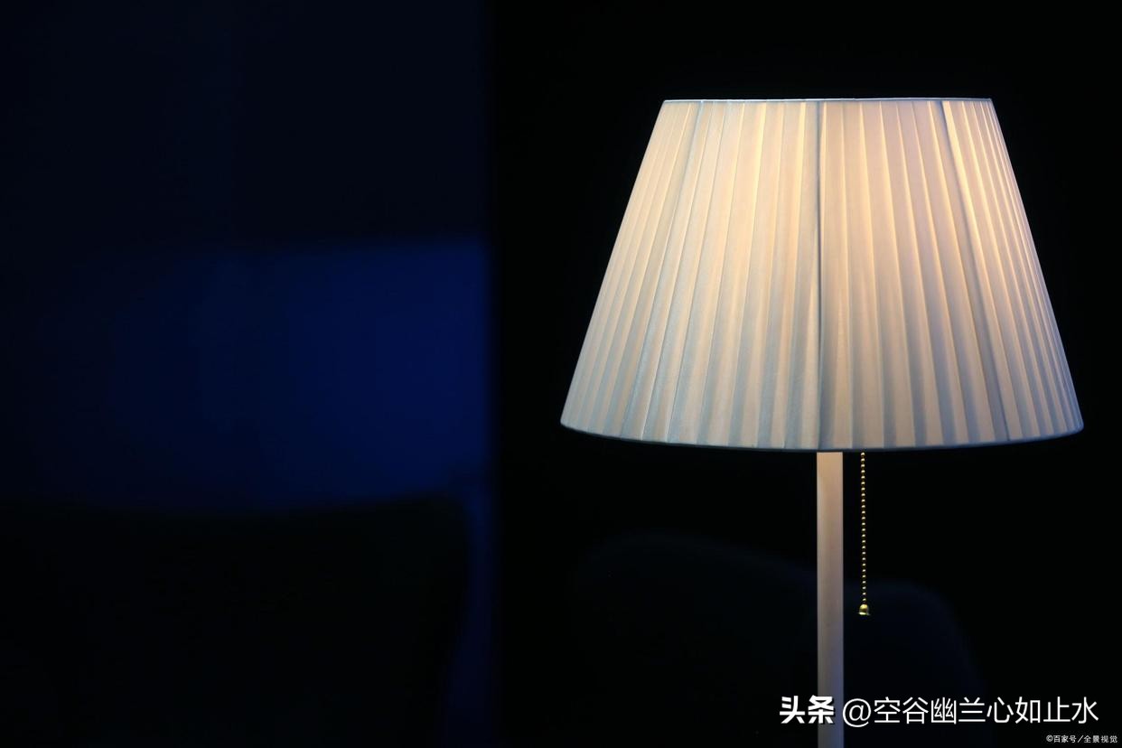 在迷茫的黑夜里指引我们前行,我们要在黑暗中不慌不忙的坚强