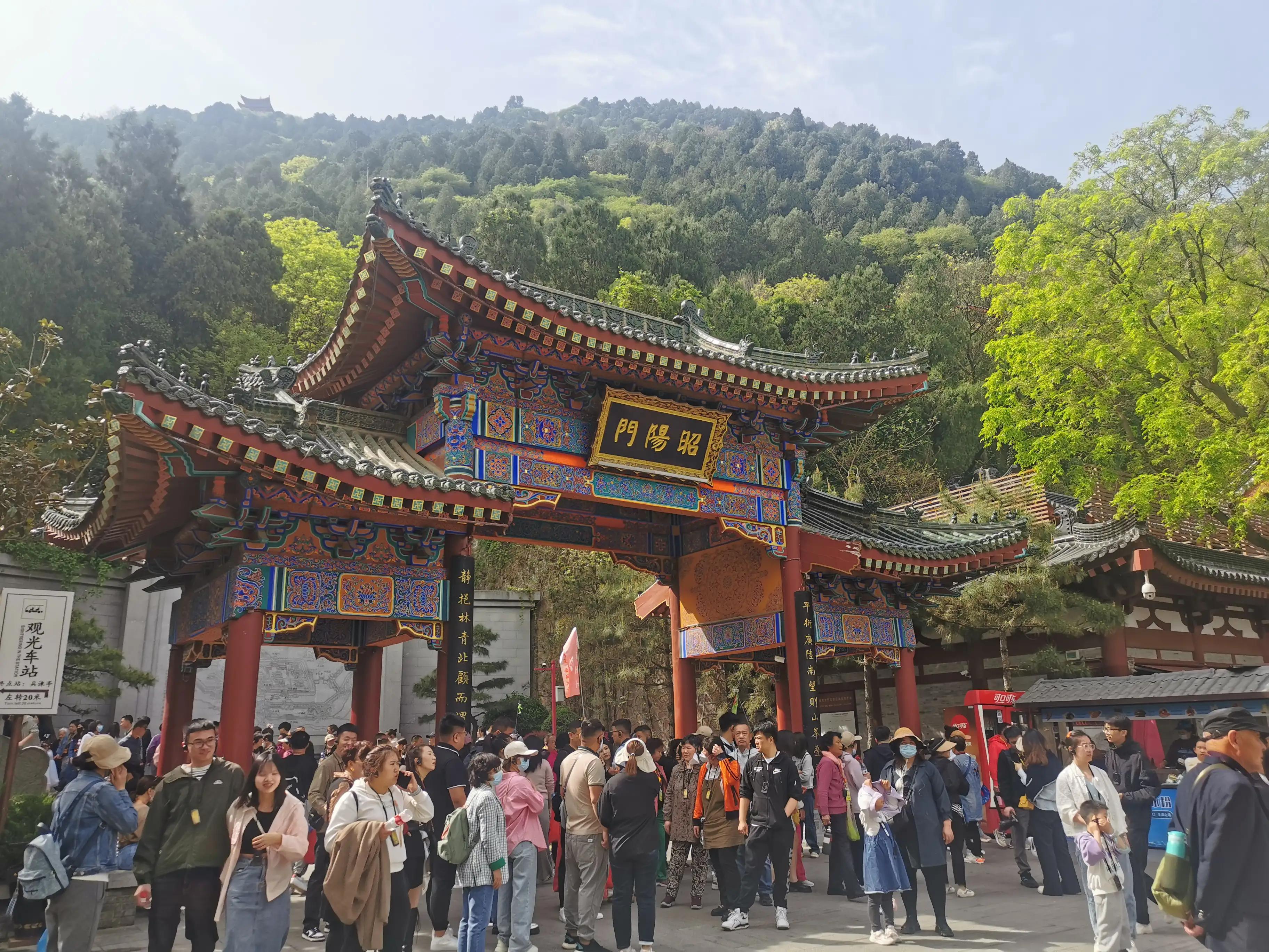 华清池温泉水滑洗凝脂,春寒赐浴华清池温泉水滑洗凝脂