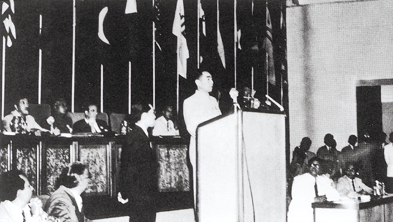 外交场合，有人突然喊“周恩来万岁”，周总理巧妙处理避免了麻烦