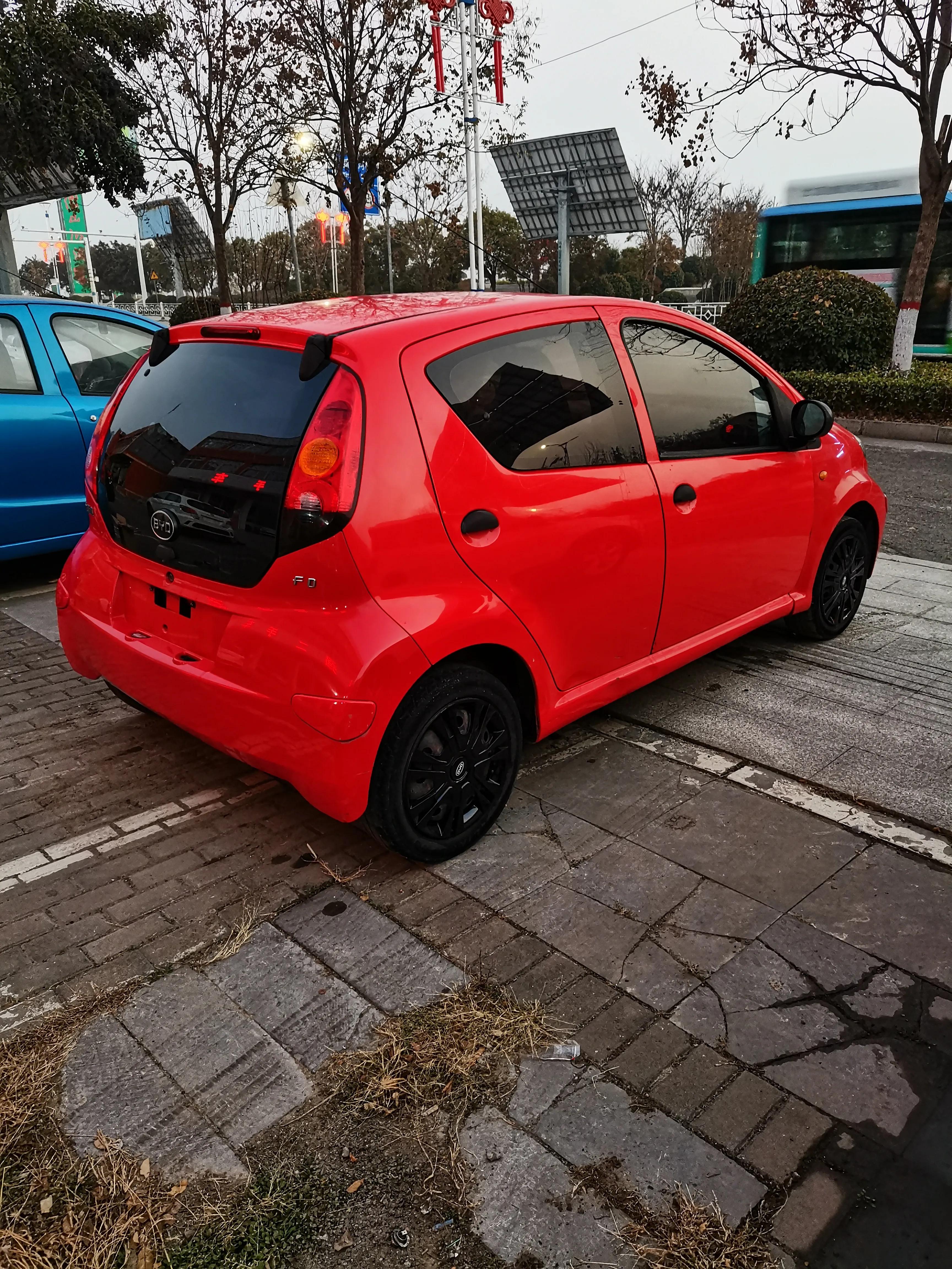 来个练手神器，比亚迪F0，这个小车还带一键启动无钥匙进入