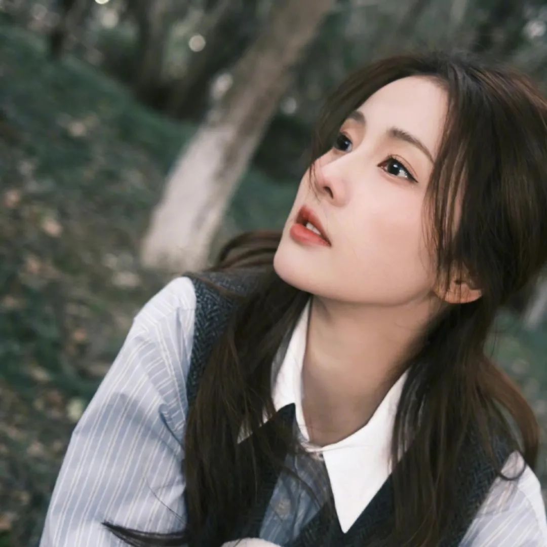 关晓彤和白鹿都是哪一年的,白鹿和关晓彤十指相扣