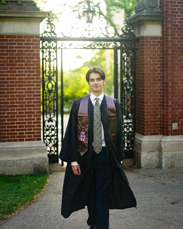 泽塔琼斯：和大25岁老公像同龄人，女儿没她漂亮，儿子遗传高颜值