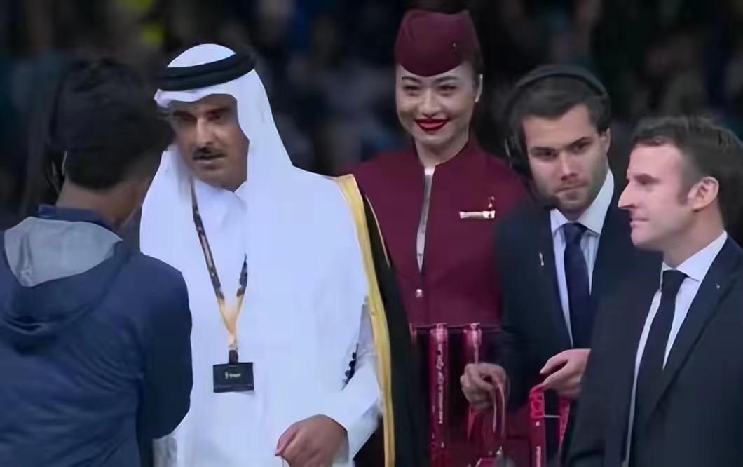 世界杯颁奖的空姐,中国空姐见证梅西颁奖