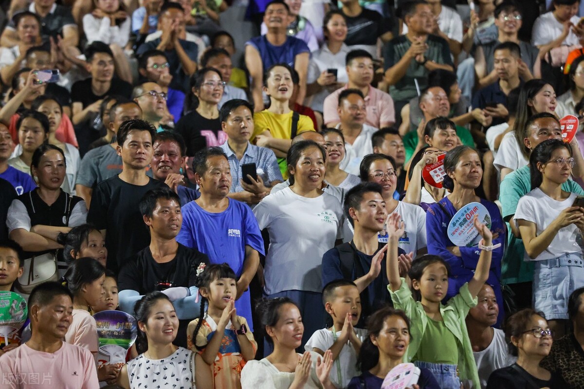 贵州村超引发的全国足球热情,贵州村超掀起“足球热浪”