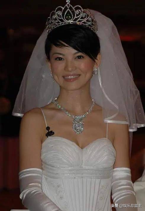 一个参加晚宴穿6年前礼服，一个用2克拉钻石敷脸豪门的差距有多大