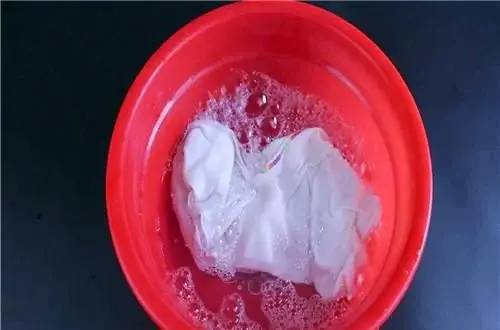 白色衣服发黄了怎么洗白不伤衣物,衣柜挂的白色衣服发黄了怎么处理