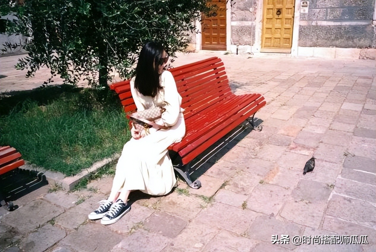 黑色的高帮帆布鞋配长裙子好看吗,黄色帆布鞋搭配什么裙子最好看