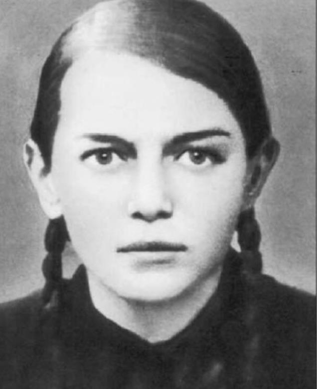 苏联最小女英雄吉娜，孤身潜入德军总部，毒杀上百名纳粹