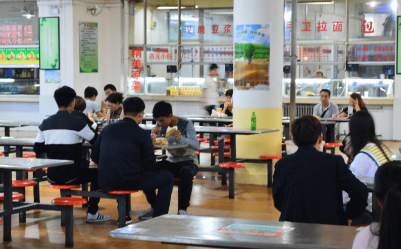 凭初中学历54岁保安写出40万字小说，被选入“中国当地文学库”！