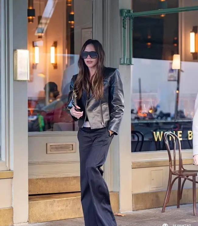 贝嫂狂晒48岁小贝半裸翘臀照，全球网友狂欢：谢嫂子带看男菩萨！