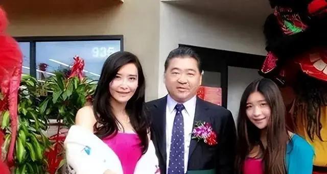 混在娱乐圈的日子“性感女神”瞬间名声大噪！全裸出镜后，她成