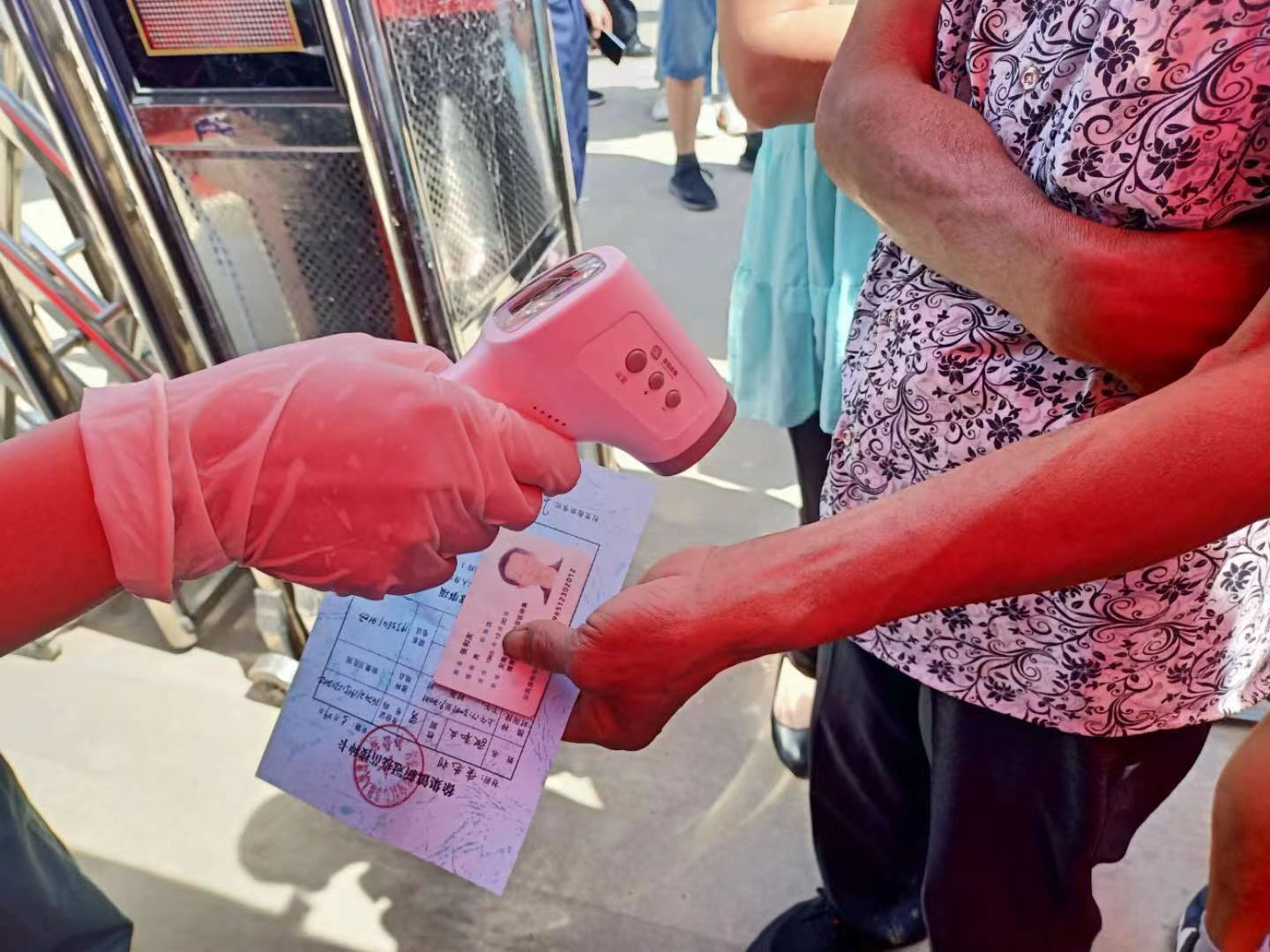 筑牢疫情防线守护百姓平安,投身防控一线践行五心服务使命