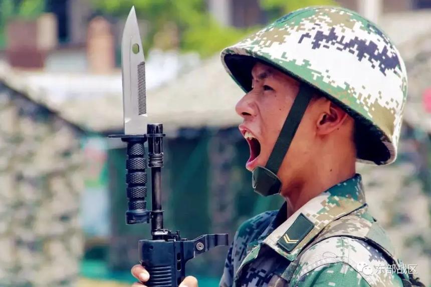 56冲的三棱*刀刺**折叠在护木下会划伤手吗？现代战争还会拼*刀刺**吗？