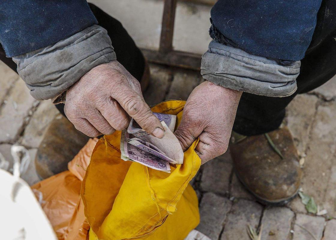 好心奶奶救下蛇20年后,男子救下一条小蛇20年后来报恩