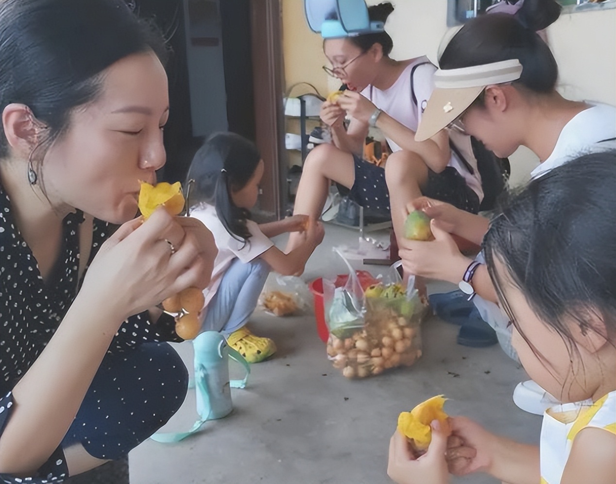 “吃不起就别买,自我感动绑架谁”,因为一颗芒果,母爱翻车了