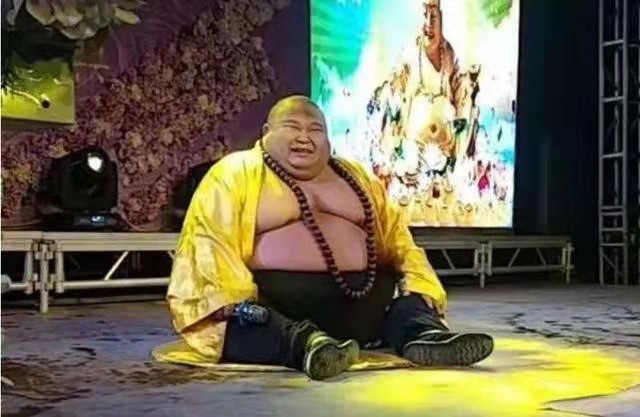 男子因长相上弥勒佛被富婆相中,长得像弥勒佛走红被富婆带回家