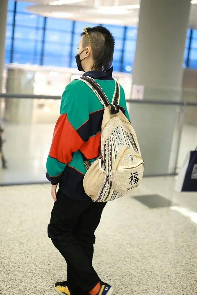 窦靖童短发发型棒球帽穿搭,窦靖童紫色卫衣搭配图片