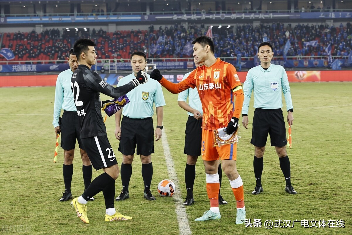 主力中卫全伤“硬扛”卫冕冠军终极4轮较量武汉三镇争冠占优