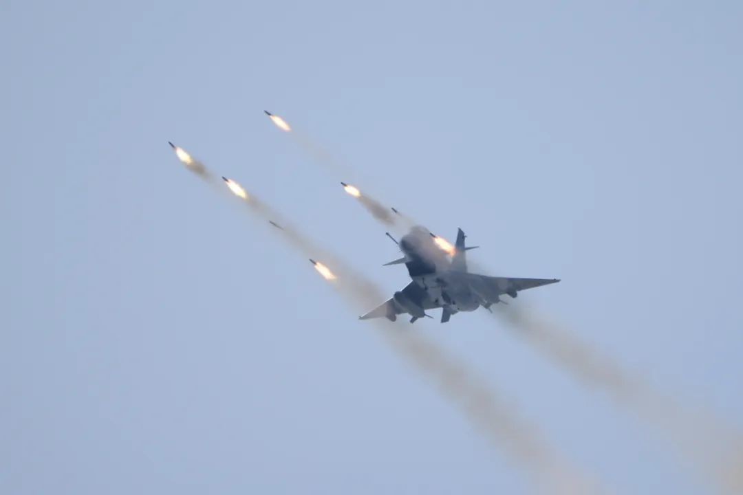 歼10可以挂多少弹,歼10打得过幻影吗