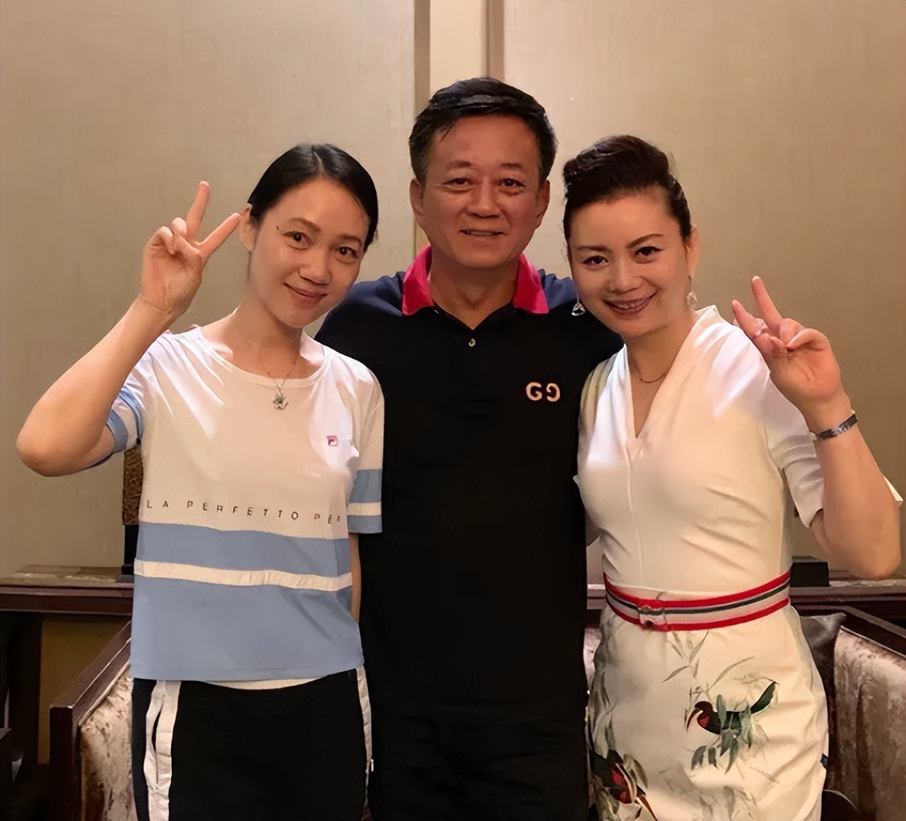 朱军妻子感染新冠，怕传染家人在家戴口罩，高烧39度嗓子发炎