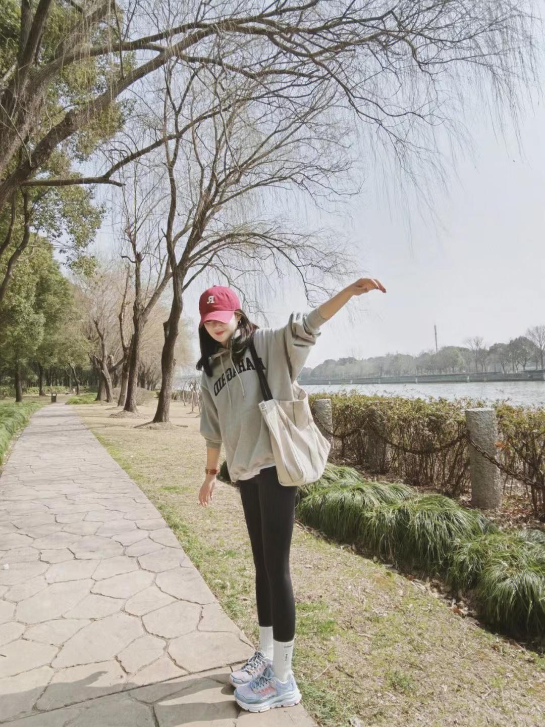 如何穿才能将卫衣打造出时髦感,今年最流行的卫衣的穿搭