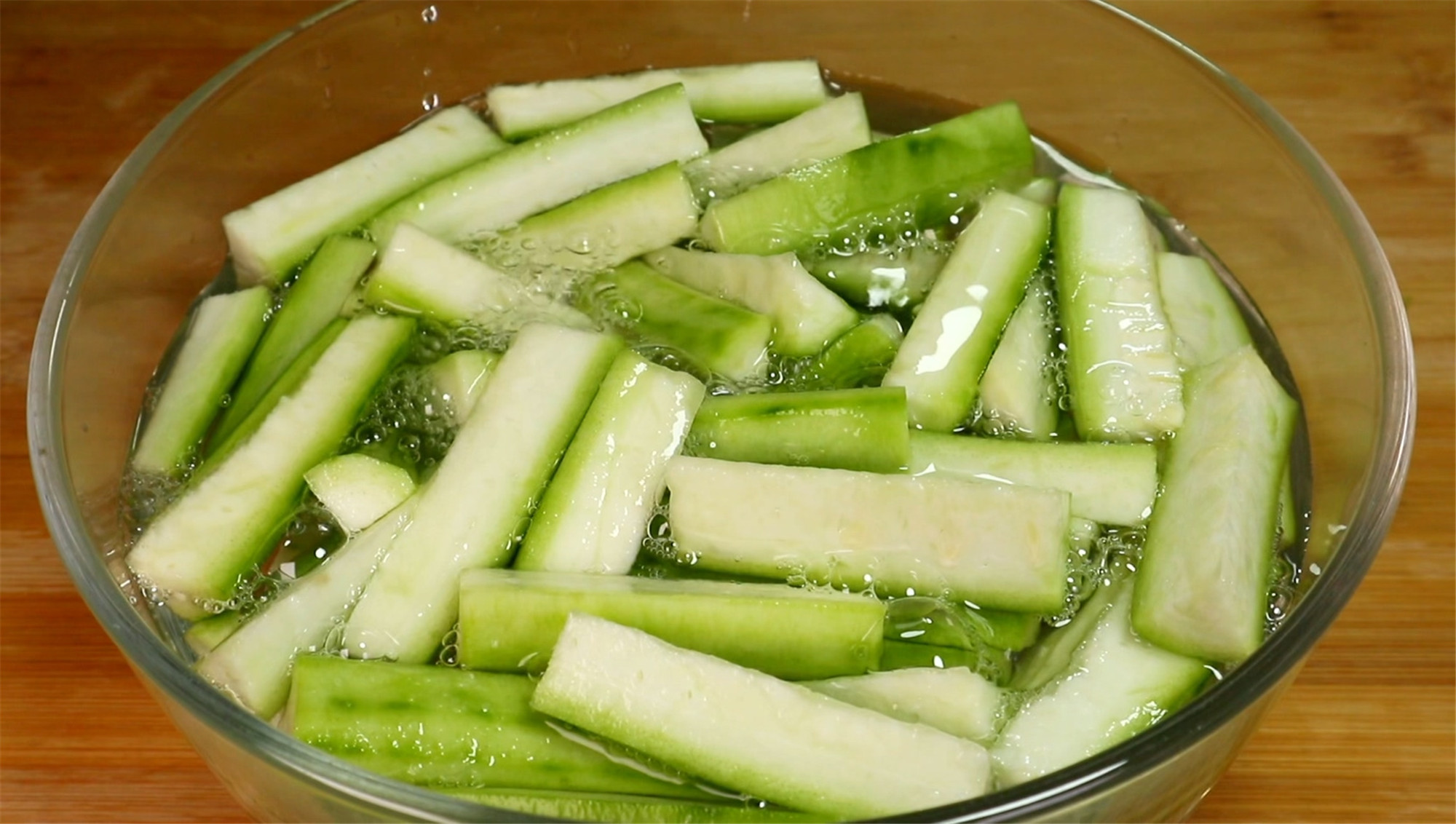 为什么在家烧丝瓜炒蛋丝瓜发黑,丝瓜炒毛豆怎样才能丝瓜不发黑