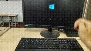 “老婆出差在宾馆给我发照片，桌子上那个是胶水吗？”哈哈哈哈