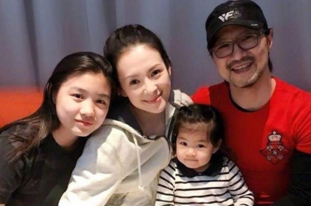 章子怡为小苹果庆生撞脸陈妍希,章子怡为小苹果庆生