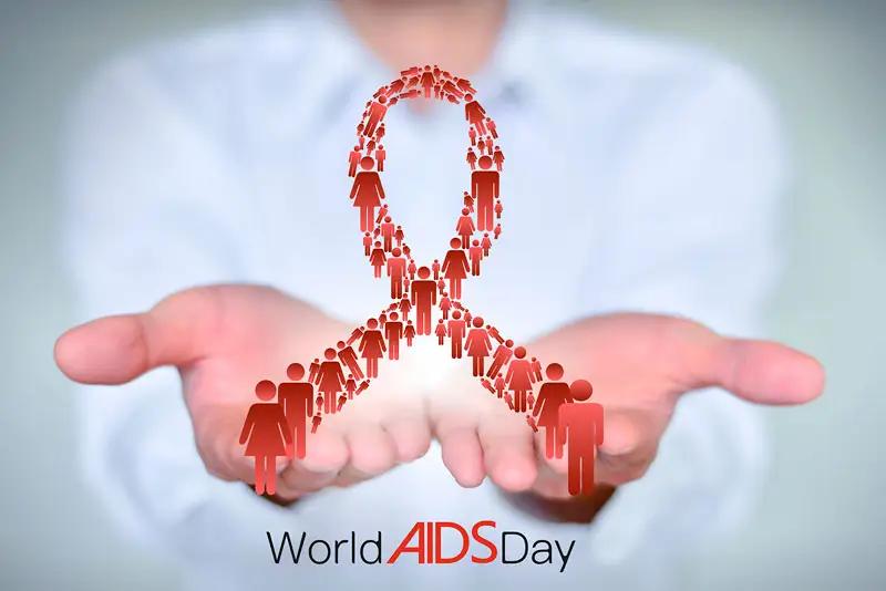 28岁女子洗澡发现腋窝肿块，怀疑艾滋，医生见手指受伤：病因明了