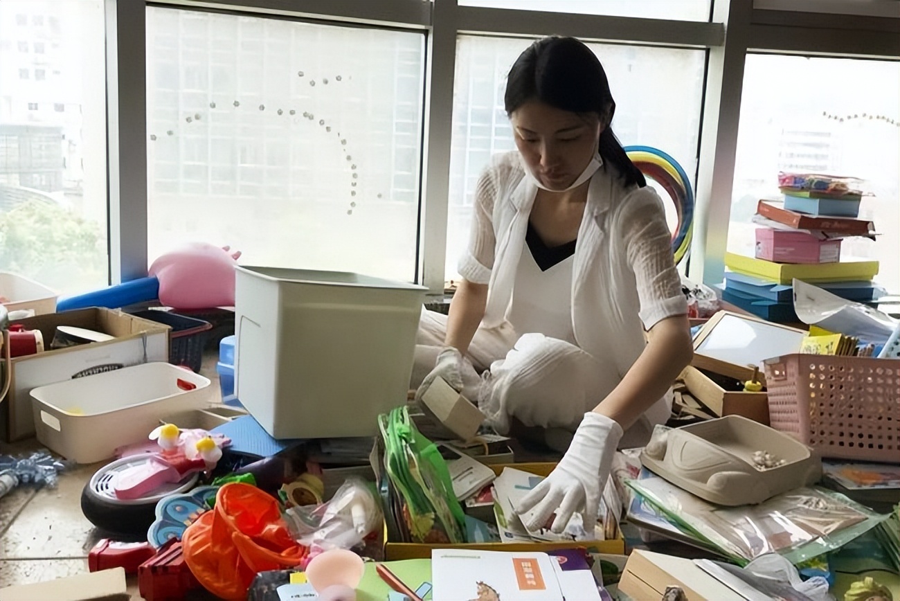 精英高管死于37㎡的独居房：妻儿移民后，他和5吨垃圾生活了20年