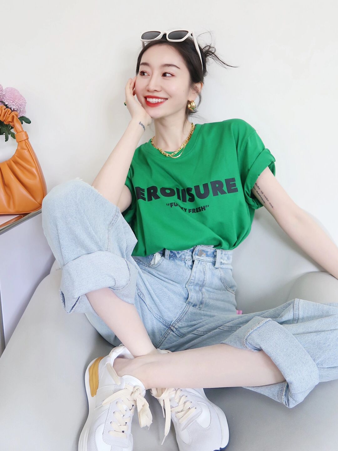 早春牛仔裤穿搭时尚感,春季搭配阔腿牛仔裤的上衣推荐