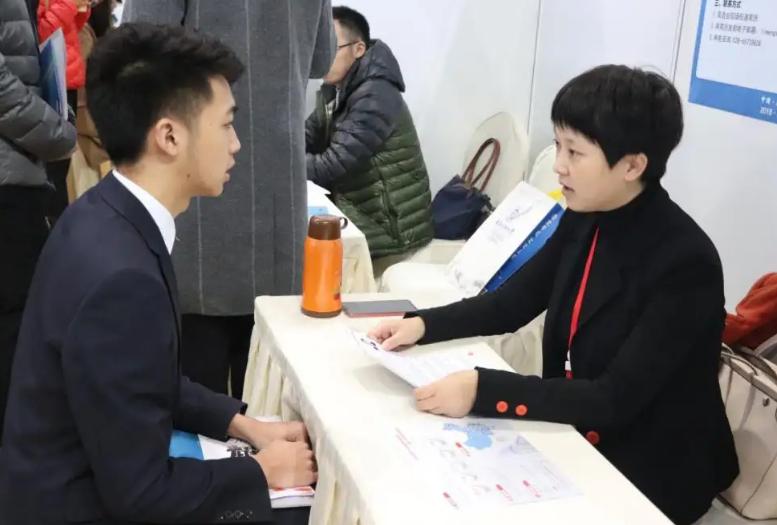 男公务员女富二代合适吗,女公务员与男公务员发展前景