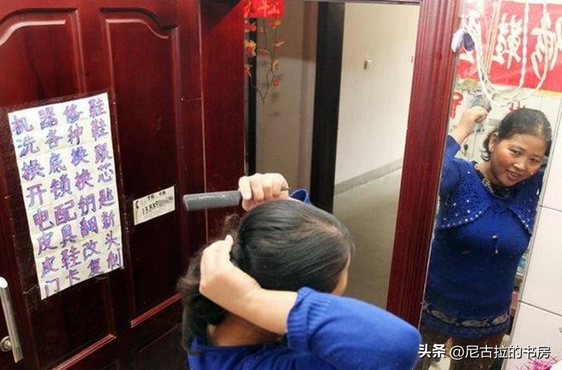 沈阳一小伙在公厕结婚生子，一住就是五年，如今孩子无法上学