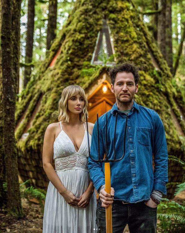 两位情侣在森林中搭个帐篷,一对情侣在大山深处打造的家