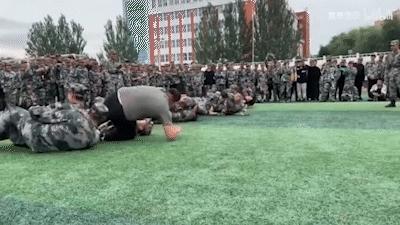 00后军训才艺表演惊呆教官,军训表演00后
