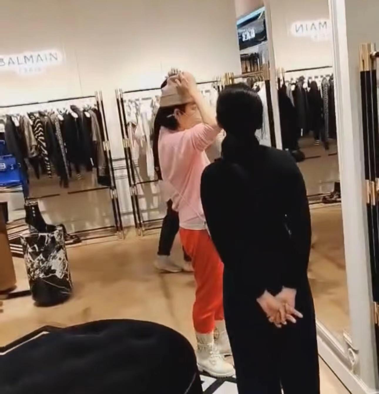 60岁林青霞素颜近照曝光,68岁的林青霞近照曝光她又变了