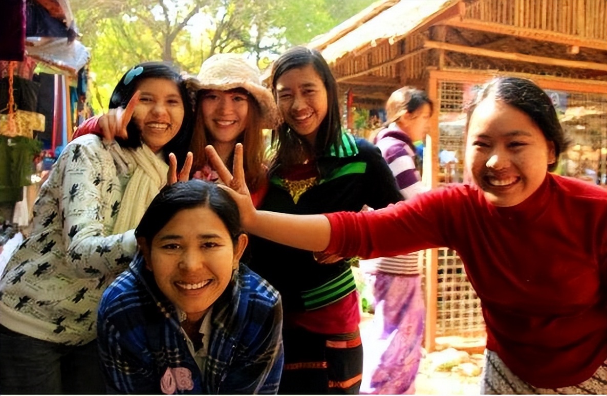 中国女孩在缅甸一般做什么工作,中缅边境工作的缅甸女孩回家过年