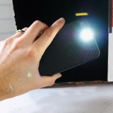 日本小哥在身上涂油漆,小哥把世界上最黑的颜料涂在身上