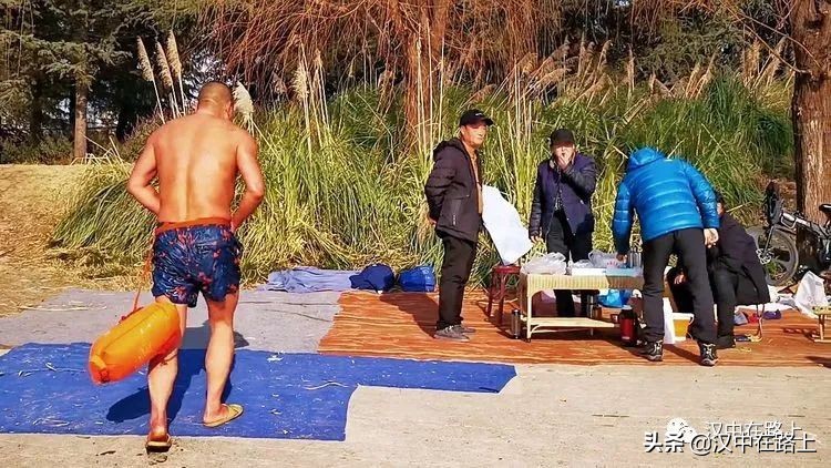 冬泳爱好者低温中畅游泳,冬泳爱好者激情畅游越冷越泳