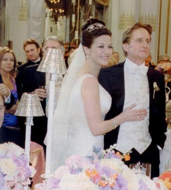 泽塔·琼斯：守了花心老公23年，女儿像父亲，儿子遗传她的高颜值