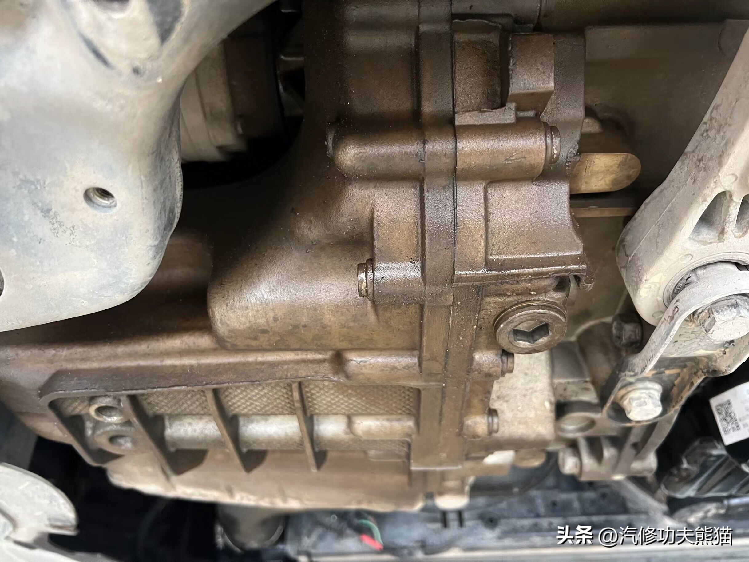 大众迈腾发动机漏油漏水吗,迈腾b72.0t发动机侧面漏油