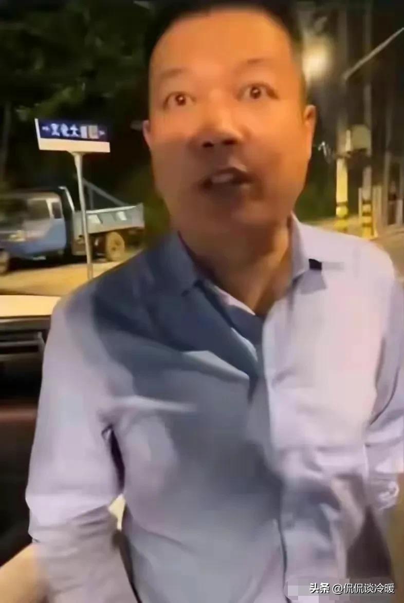 事闹大了！亮证徐科长免职后激起民愤！官媒：为何隐藏关键事实？