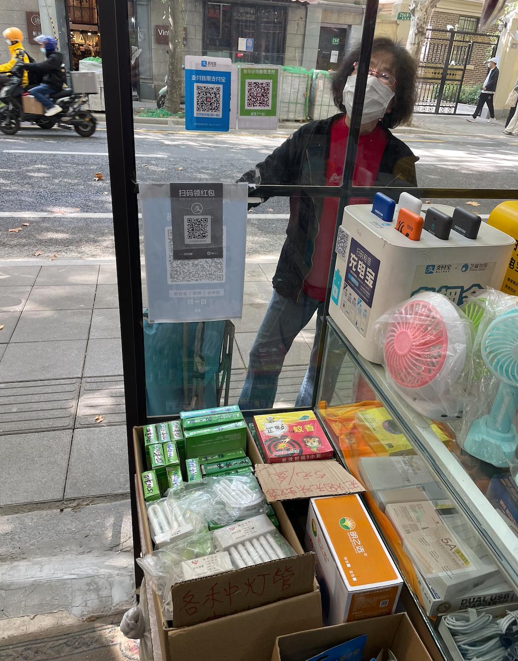 梧桐区的五金店,都是长久又顽强的存在