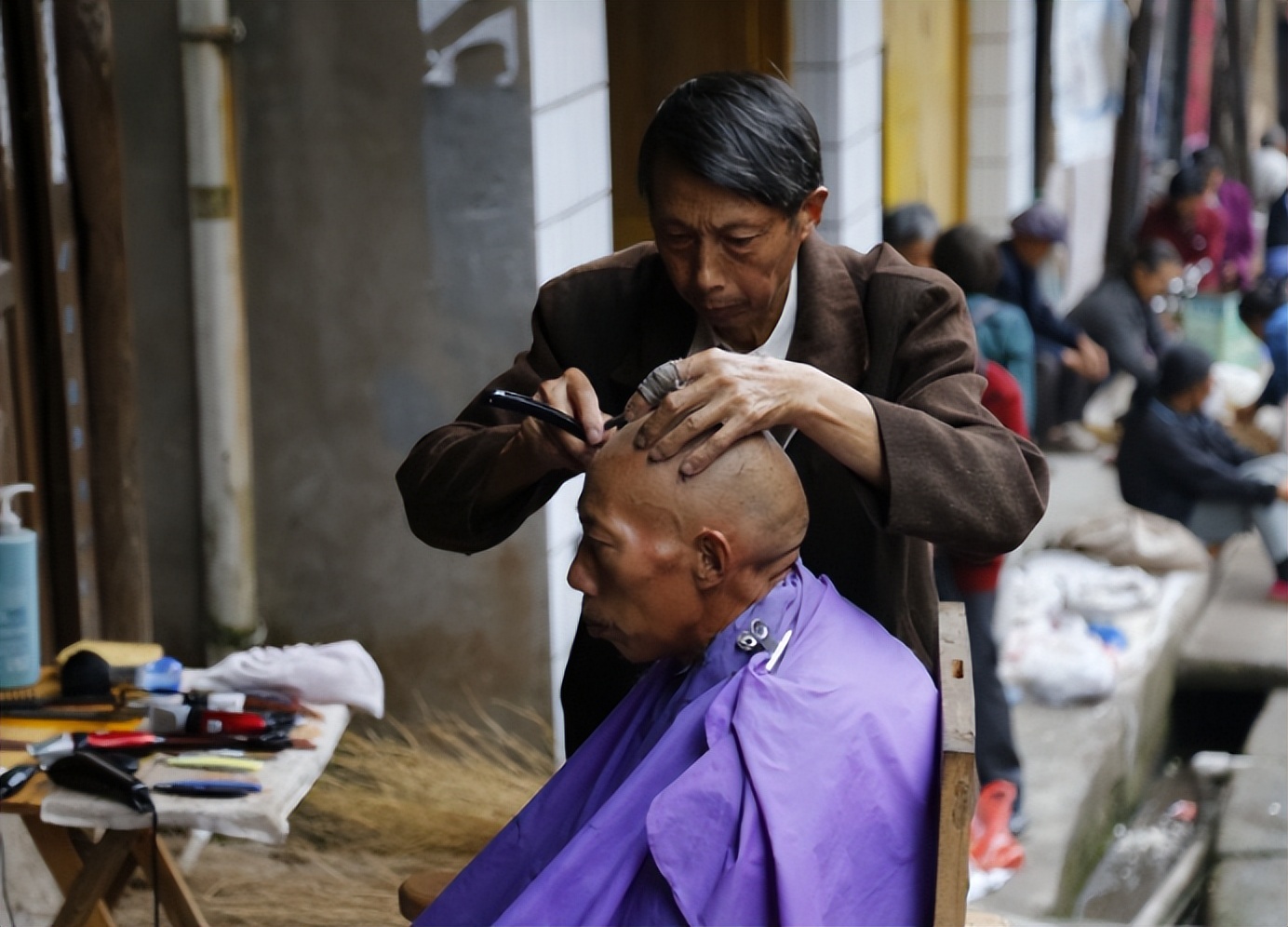 为什么现在的理发店生意惨淡,为啥理发店没生意