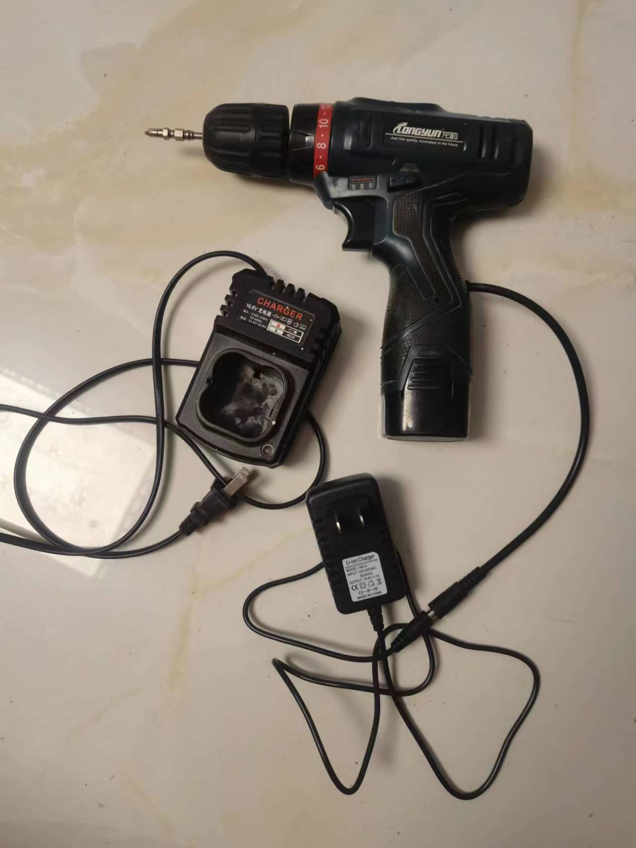 龙韵手电钻换电池视频教程,龙韵手电钻充电器老是绿灯