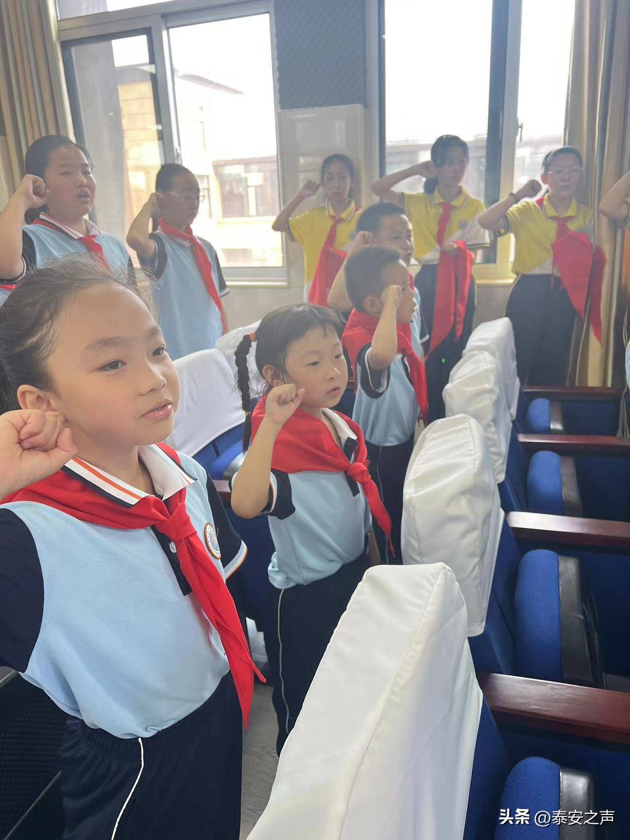 泰安凤凰小学入队仪式,千山路小学入队仪式