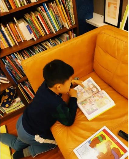 小学生看漫画书有什么坏处,小学孩子沉迷漫画应该怎么办