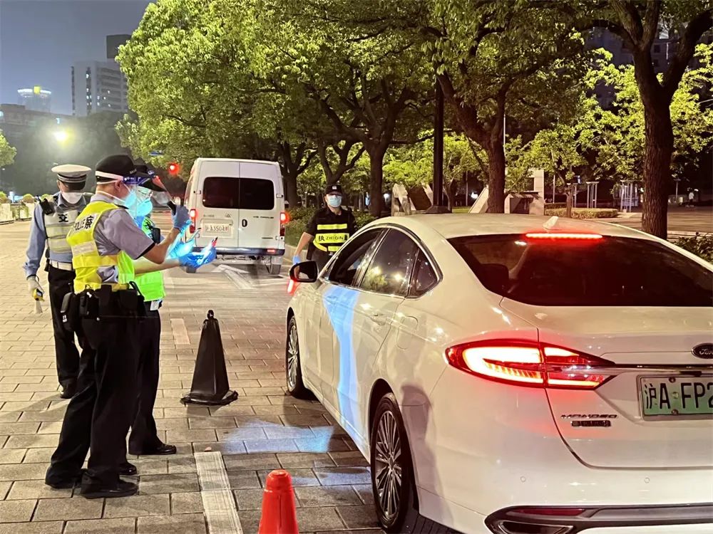 【夏季治安打击整治“百日行动”】上海黄浦：警灯闪烁，夏夜守护